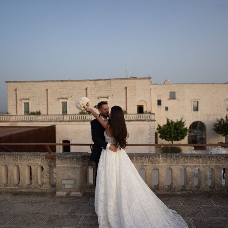 Gli sposi felici al tramonto in masseria Amastuola